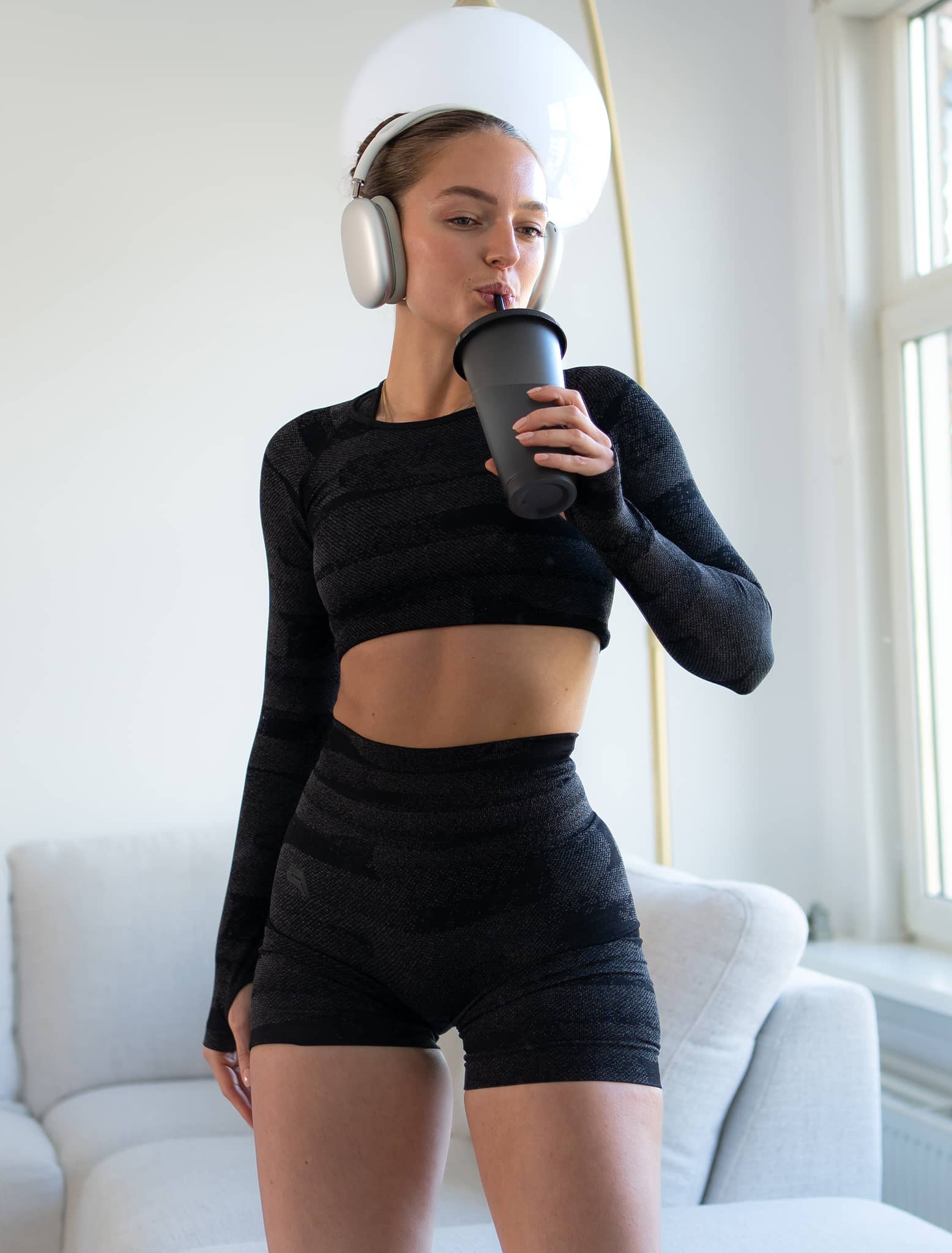 Boost Seamless Long Sleeve Crop Top - Black - Image 2