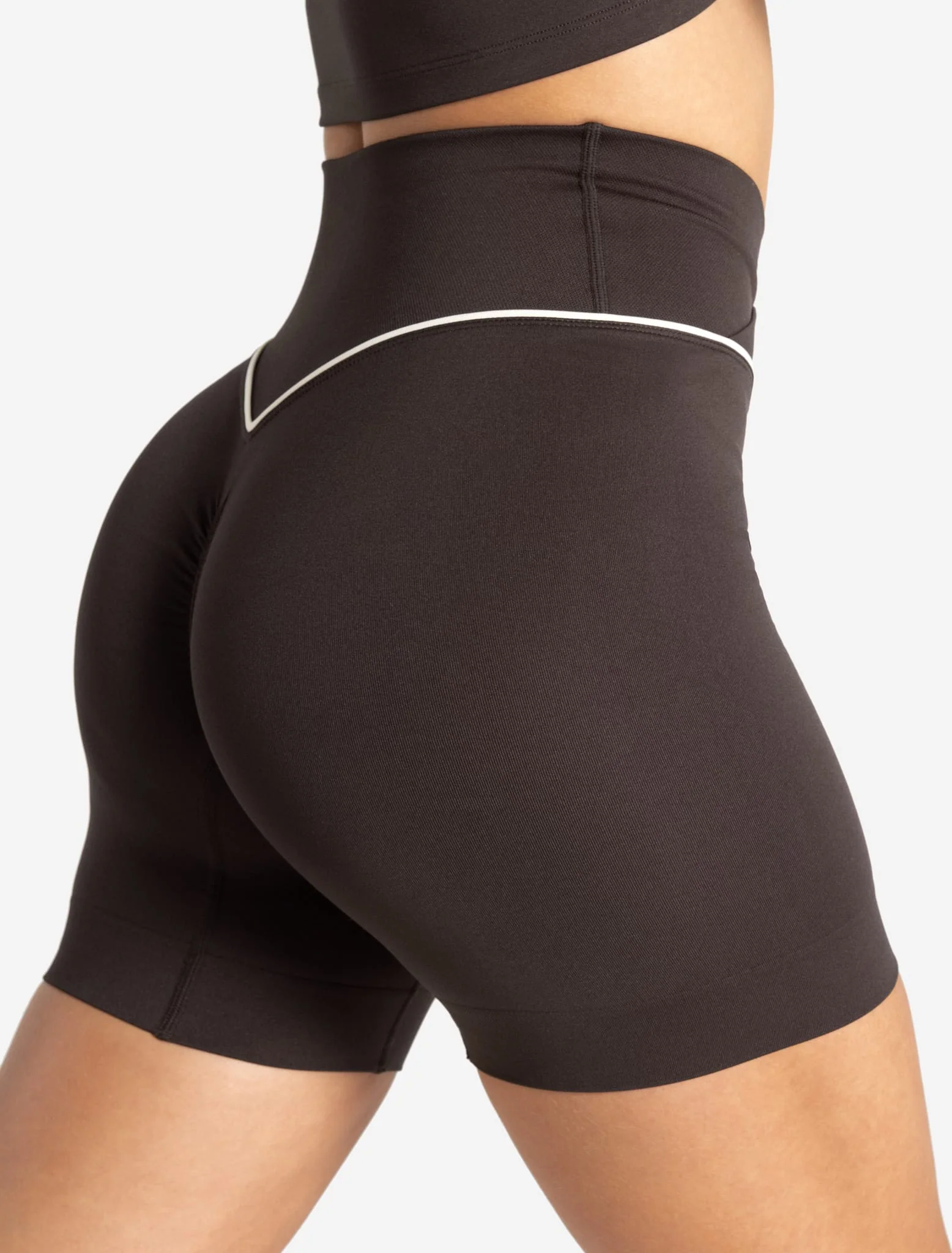 Sculpt Seamless Scrunch Shorts - Espresso/Marshmallow - Image 2
